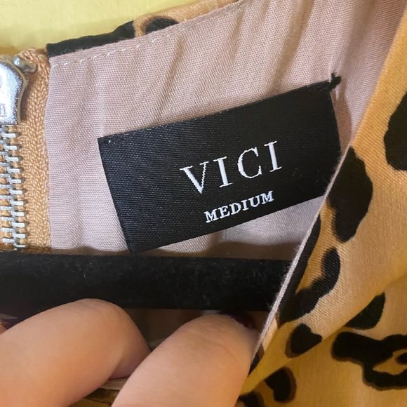 Vici Dress Size Medium Leopard Print Short Sleeve - Picture 3 of 11